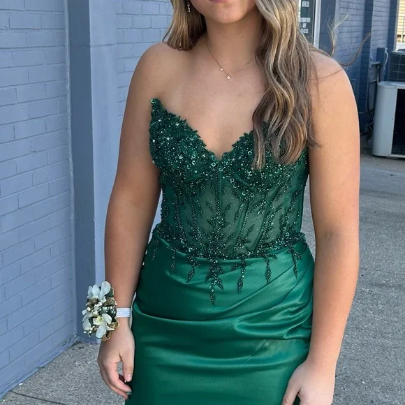 Elegant Green Evening Gown. Nox Anabel Prom dress. GORGEOUS. Size 8